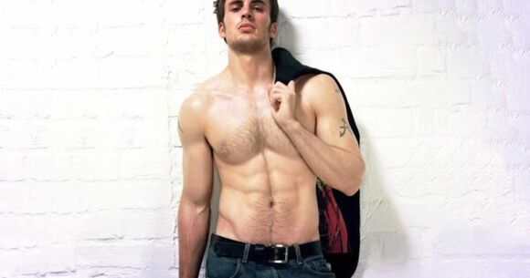 bărbat brutal cu penisul mărit