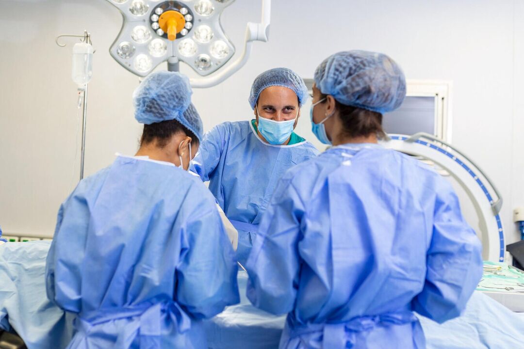 Chirurgii plasticieni efectuează o intervenție chirurgicală pentru a mări penisul unui bărbat